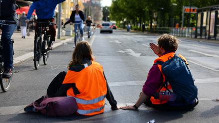 Sitzen, damit es weitergeht: Mitglieder der "Letzten Generation" bei einem Protest am 6. Juli in Berlin.