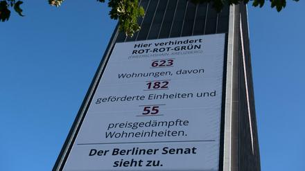 Das riesige Plakat hängt am ehemaligen Postbank-Tower in Kreuzberg. 