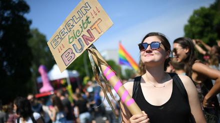 "Berlin bleibt bunt": Das wünschen sich die Gegendemonstranten bei "AfD wegbassen", organisiert von der Berliner Clubszene.