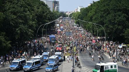Protest gegen die AfD um die Siegessäule