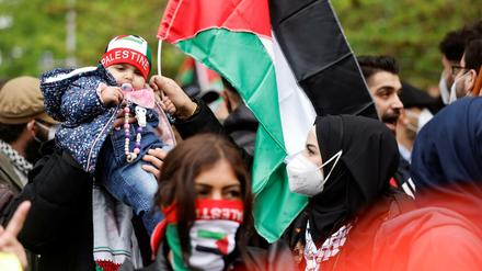 Rund 200 Menschen versammelten sich am Kottbusser Tor und skandierten „Freiheit für Palästina“ sowie „Stoppt den Mord, stoppt den Krieg“.