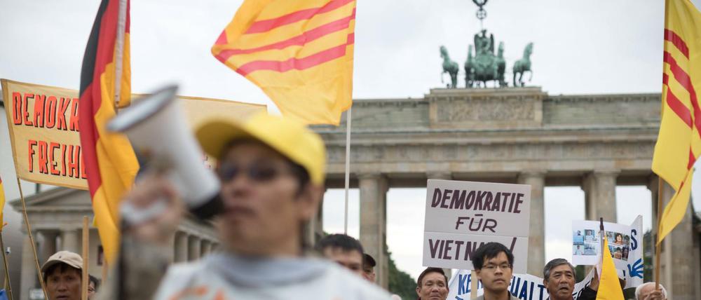 Rund 80 Exil-Vietnamesen protestieren in Berlin auf einer Kundgebung des Bundesverband der vietnamesischen Flüchtlinge.