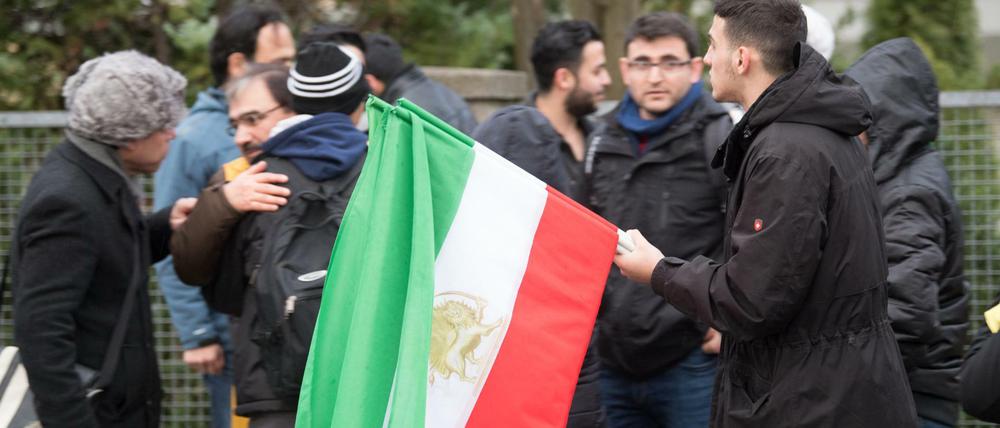 Iranische Regimegegner protestieren vor der iranischen Botschaft in Berlin gegen die Führung in Teheran.