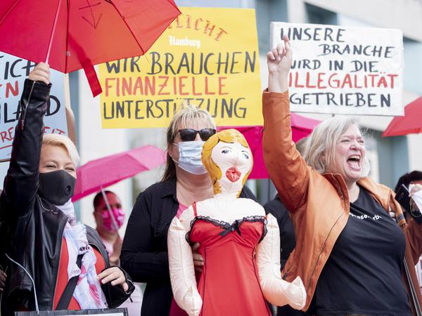 In Berlin haben am Wochenende Sexarbeiterinnen und Sexarbeiter für die Öffnung von Prostitutionsstätten demonstriert.
