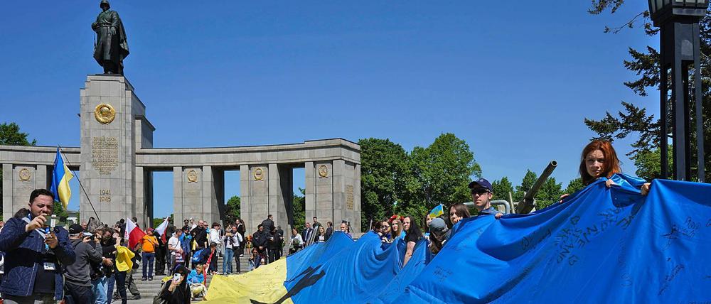 Diese 25 Meter lange Flagge der Ukraine vor dem sowjetischen Ehrenmal an der Straße des 17. Juni wurde später von der Berliner Polizei eingesammelt.