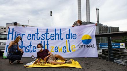 Die Demonstranten protestieren gegen die Pläne von Vattenfall und dem Berliner Senat, fossile Energie bis 2050 zu nutzen. Die Aktion ist Teil eines bundesweiten Aktionstags gegen den Bau neuer Gaskraftwerke. 