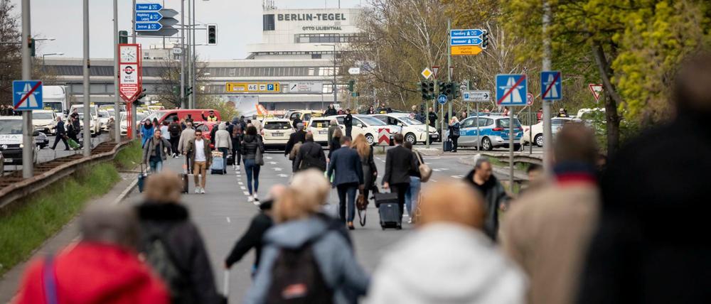 Aufgrund eines Protests von Taxifahrern sind die Verkehrsverbindungen zum Flughafen Tegel unterbrochen.