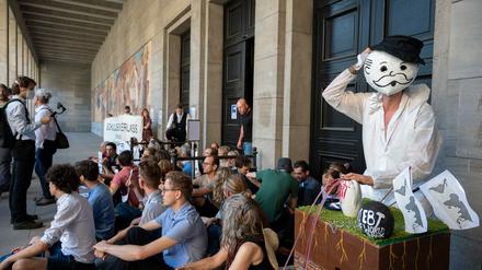 Gipfel in Bayern, Protest in Berlin: Aktivisten sitzen vor dem Finanzministerium und demonstrieren für einen globalen Schuldenerlass und Klimagerechtigkeit.