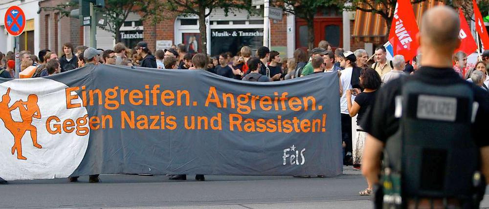 Demonstranten gegen die NPD in der Seelenbinderstraße in Köpenick.