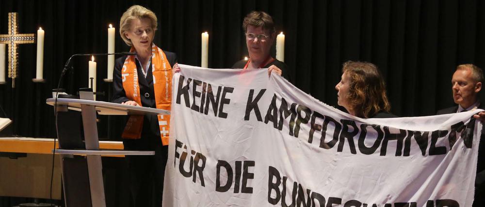 Proteste bei einem Bittgottesdienst mit Bundesverteidigungsministerin Ursula von der Leyen. 