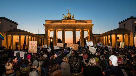 Protest gegen den neuen Chef im Weißen Haus. Die Demonstranten am Brandenburger Tor. Von dort zogen sie vor die angrenzende US-Botschaft. 
