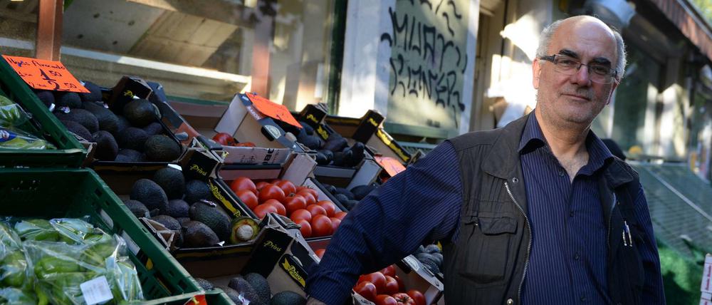 Der Gemüsehändler Ahmet Caliskan vor seinem Laden Bizim Bakkal im Wrangelkiez. Offenbar muss er sein Geschäft jetzt doch schließen.