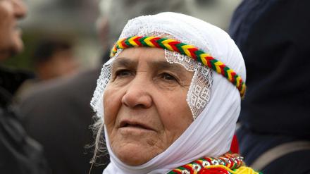 Eine kurdische Frau nimmt an einer Demonstration vor dem Europäischen Parlament in Brüssel teil.