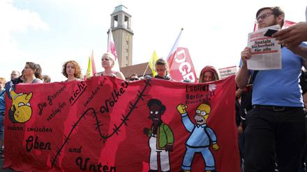 Verschiedene linke Gruppen protestieren gegen einen Aufmarsch von Neonazis in Spandau.