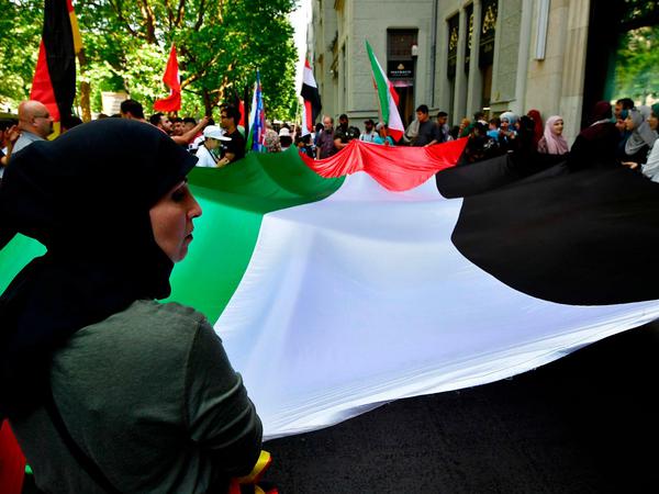 Teilnehmer der alljährlichen Demonstration zum "Al-Quds-Tag" mit einer riesigen Palästinenserfahre im Juni 2018 in Berlin. 