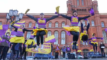Cheerleader tanzen bei einer Protestkundgebung von «Deutsche Wohnen und Co. enteignen» vor dem Roten Rathaus. (Archivbild)