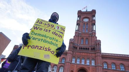 Eine Demonstration der Initiative "Deutsche Wohnen & Co. enteignen" im Februar vor dem Roten Rathaus - die Linke unterstützt die Umsetzung des Volksentscheids.