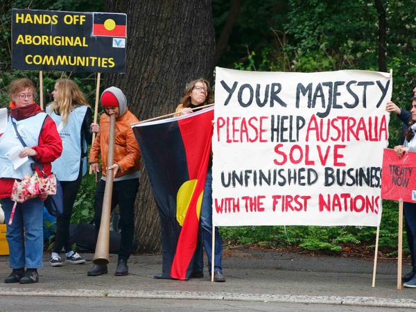 "Please help Australia": Aktivisten der Gesellschaft für bedrohte Völker werben vorm Schloss Bellevue um die Unterstützung der Königin für Aborigines.