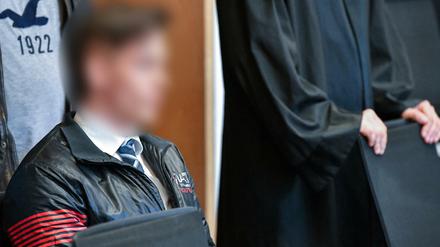 Der Angeklagte Jan G. sitzt zum Prozessauftakt wegen dreifachen Mordes in einem Verhandlungssaal des Landgerichtes in Frankfurt (Oder). 