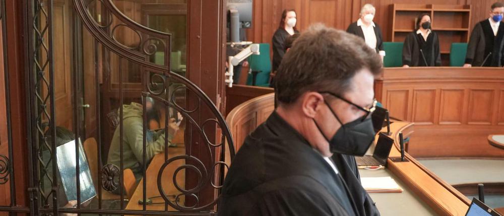 Zwei Brüder sitzen wegen der Tötung ihrer 34 Jahre alten Schwester auf der Anklagebank des Kriminalgerichts Moabit. Die Anklage wirft den Männern Mord aus niederen Beweggründen vor. 