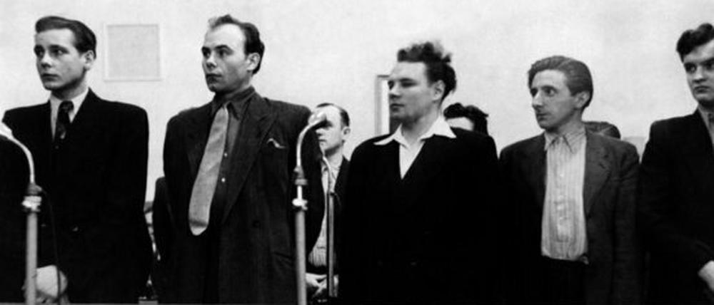 Im März 1950 beginnt in Ost-Berlin der Prozess gegen die Gladow-Bande - Dietrich Bohla, Kurt Gaebler, Werner Gladow, Wellnitz und Papke (v.l.).
