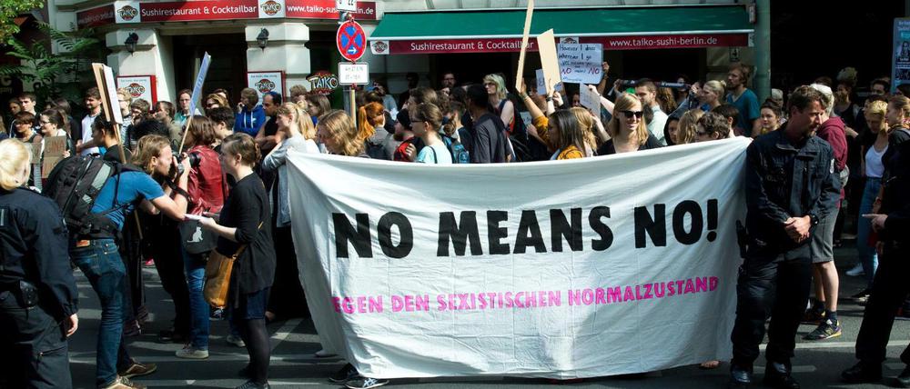 Die "Initiative für Gerechtigkeit bei sexueller Gewalt" demonstriert am Montag vor dem Amtsgericht Tiergarten in Berlin. Foto: Jörg Carstensen/dpa 