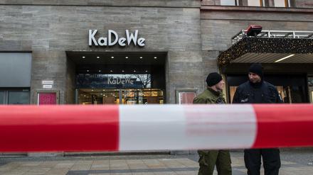 Polizisten stehen am 20.12.2014 in Berlin vor dem Kaufhaus KaDeWe hinter einer Absperrung. 