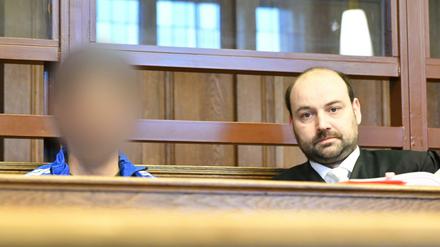 Rami K. neben seinem Verteidiger Marvin Schroth in einem Gerichtssaal. Der 28 Jahre alte Mann muss sich wegen Kriegsverbrechen im Irak verantworten. 