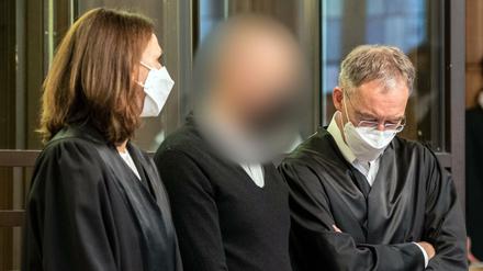 Geknickt. Der Angeklagte beim Prozessauftakt vor dem Berliner Landgericht.