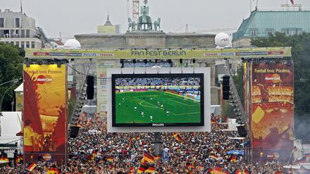 Seit 2006 gehört sie fest zum Fußball-Kalender: die Fanmeile in Berlin.