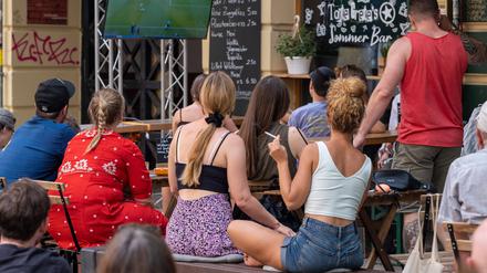 Fußballfans verfolgen das Spiel Deutschland-Portugal anlässlich der Fußball-Europameisterschaftvor einer Bar im Berliner Stadtteil Prenzlauer Berg. (Archivfoto)