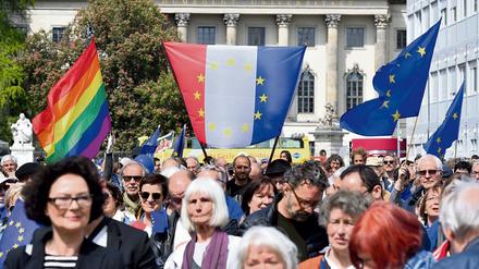 Anhänger der proeuropäischen Bewegung "Pulse of Europe" demonstrieren am Sonntag in Berlin. 