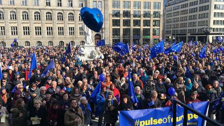 Ein Herz für Europa. 5500 Menschen demonstrieren am Sonntag auf dem Gendarmenmarkt für die EU.