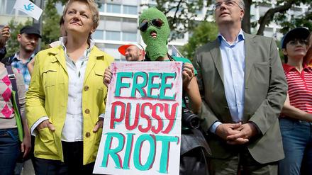 Die Fraktionsvorsitzende der Grünen im Bundestag, Renate Kuenast, und der Menschenrechtsbeauftragte der Bundesregierung, Markus Löning (FDP), stehen vor der russischen Botschaft in Berlin beim Protest gegen die Verurteilung der drei Aktivistinnen der russischen Punkband Pussy Riot.