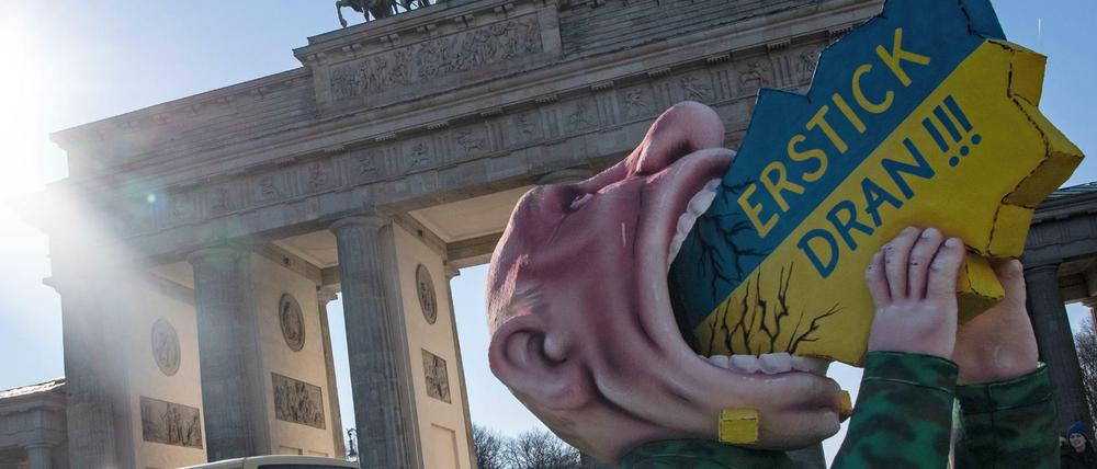 Auch er wird Teil der großen Friedensdemo sein: der Putin-Wagen aus dem Düsseldorfer Karneval, am Samstag schon vor dem Brandenburger Tor zu sehen.