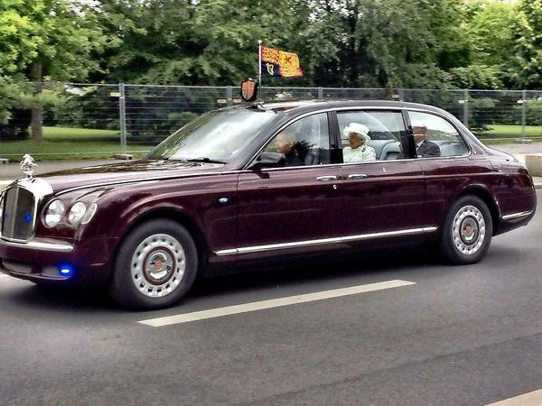 Deutlich sind die Queen und Prinz Philip auf der Rückbank des Bentley auf ihrem Weg zur TU zu erkennen.