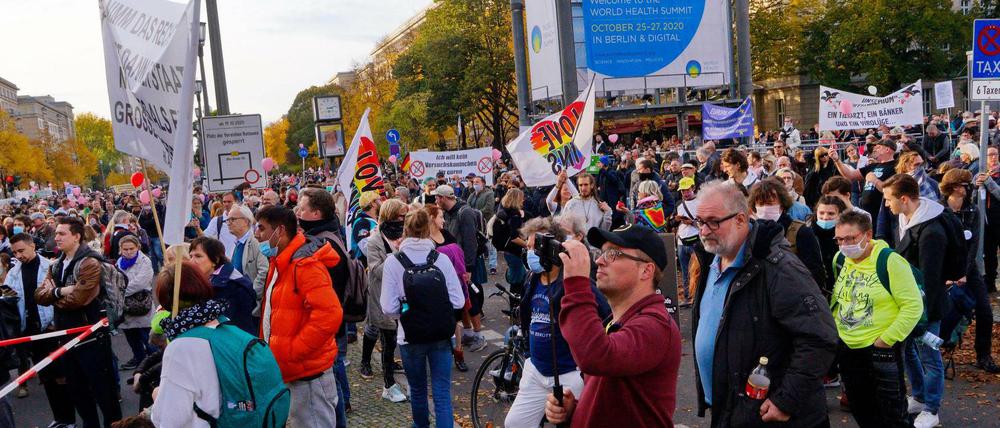 Rund 2000 Menschen kamen zur Querdenken-Demo in der Karl-Marx-Allee. 