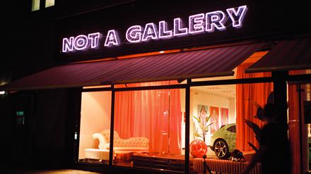 Eine Striptease-Stange steht im Fenster des „Not a gallery“