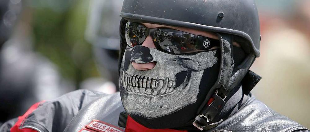 Rocker in Ausgehkluft. Am 14. Juli 2012 haben in Frankfurt haben etwa 300 Rocker gegen das Verbot von Motorradklubs demonstriert - so wie dieser Mann mit Totenmaske und Sonnenbrille.