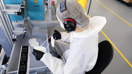 Made in Marienfelde. Der Maschinenbauer Rabofsky hat im September 2020 auf die Produktion von Schutzmasken umgestellt.