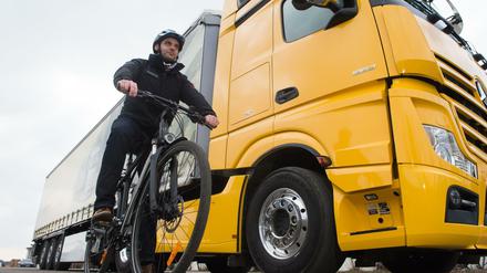 Gefährliches Nebeneinander: Abbiegeassistenten sollen Radfahrer vor Lastwagen schützen.