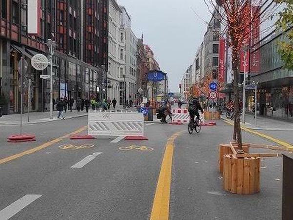 Auf Höhe Jägerstraße schiebt der 54-Jährige eine Barriere direkt vor einen anradelnden Radfahrer.