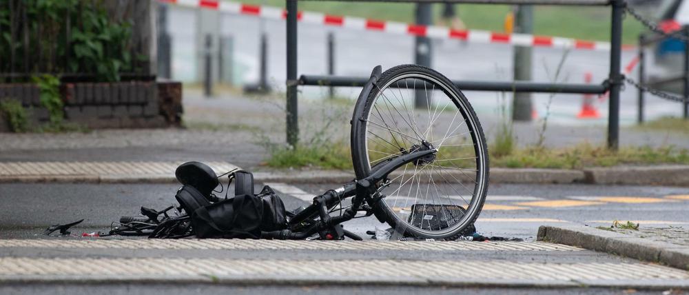 Das zerstörte Fahrrad der Frau liegt am 14. Mai auf der Greifswalder Straße in Prenzlauer Berg.