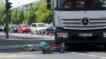 Erneut ist es in Berlin zu schweren Unfällen mit Fahrradfahrern gekommen, die von Lkws erfasst wurden. 