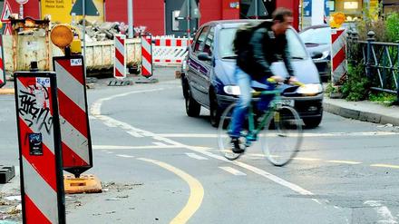 Auch sein Weg soll sicherer werden: Seit Jahren wird am Kottbusser Tor in Berlin-Kreuzberg gebaut, um die Gefahr für Radfahrer zu verringern.