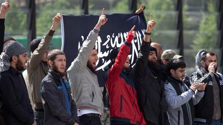 Fanatisch. Radikale Salafisten protestieren auf dem Potsdamer Platz in Berlin gegen eine Kundgebung von Rechtspopulisten.