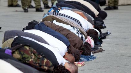 Beten auf dem Potsdamer Platz. Salafisten geben sich gerne demonstrativ fromm. Einige können jedoch offenbar tiefen Glauben mit kriminellen Aktivitäten vereinbaren 