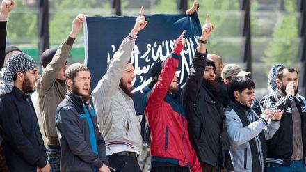 Radikale Salafisten bei einer Kundgebung auf dem Potsdamer Platz in Berlin.