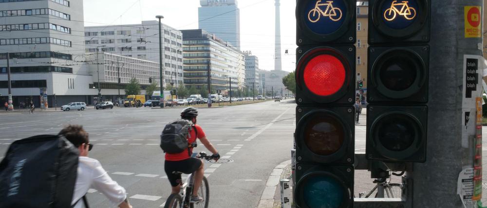 Zwei Radfahrer biegen bei Rot ab. In Frankreich dürfen Radler auch bei Rot weiterfahren, wenn ein neues Verkehrszeichen ihnen das erlaubt. 