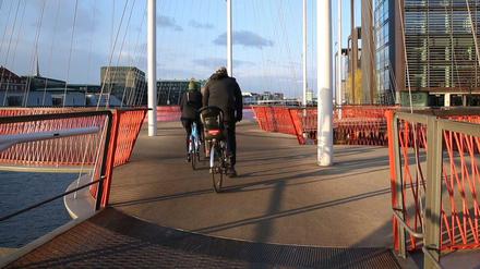 Fahrradbrücke mit Radlern in Kopenhagen.